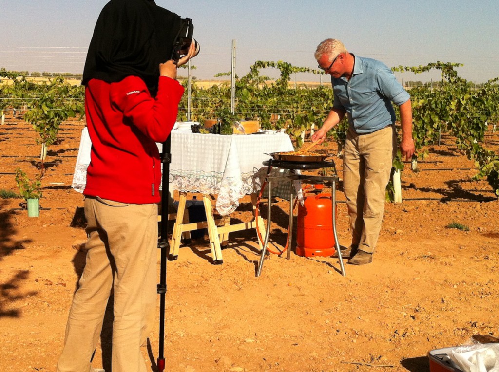 TV-Koch Rudolph van Veen beim Vorbereiten einer Paella mit den Malvar-Weinreben im Hintergrund.
