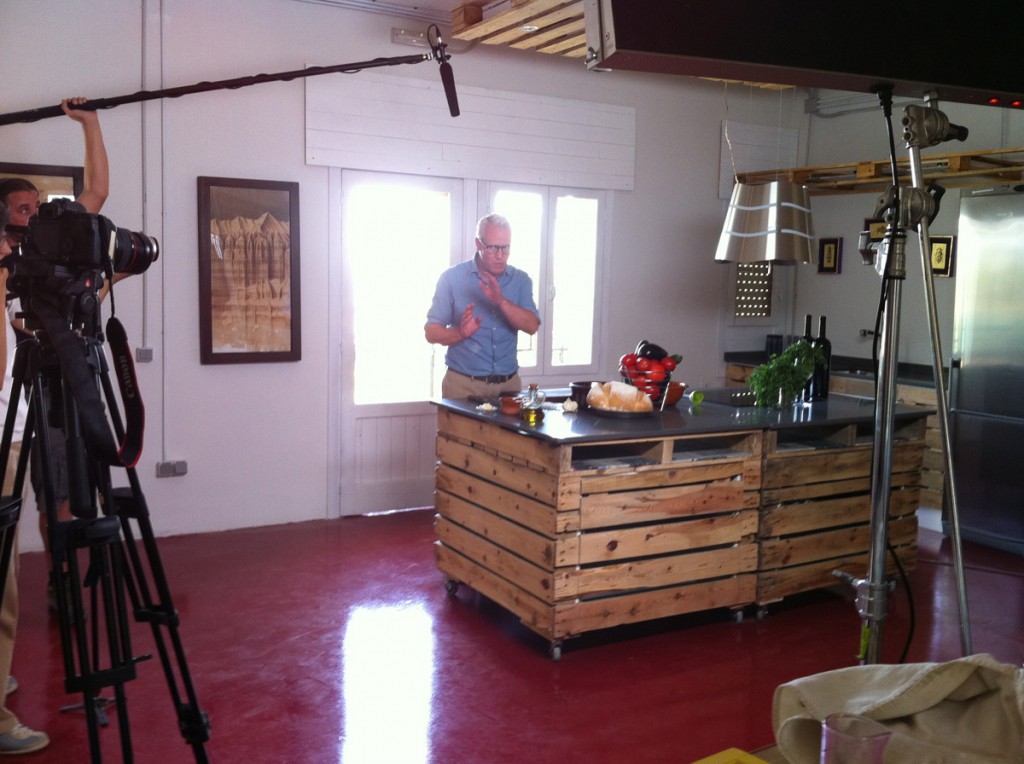 Preparando salmorejo en el set de rodaje “cocina de Vihucas